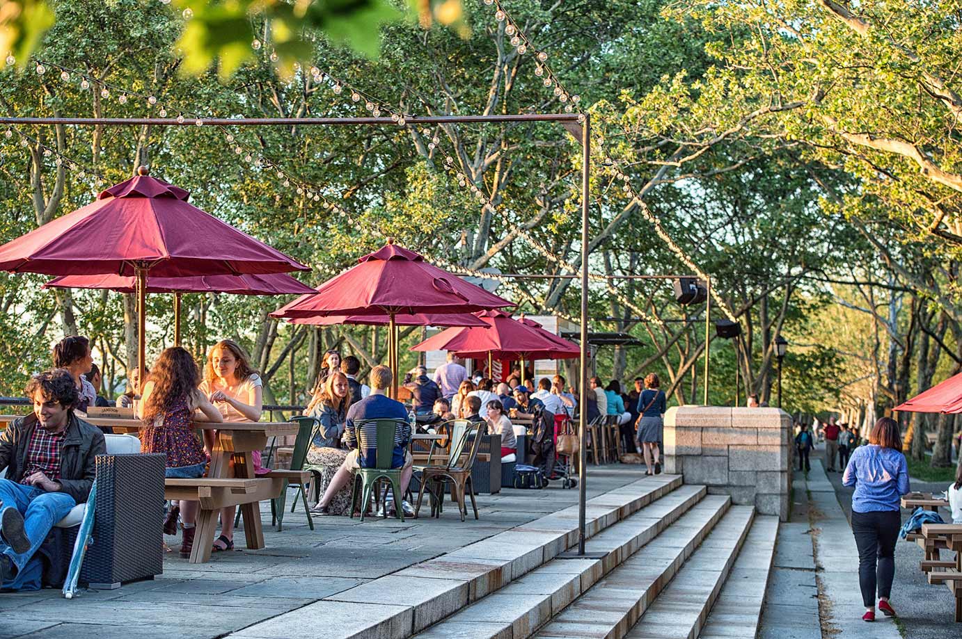 Restaurants patio with people